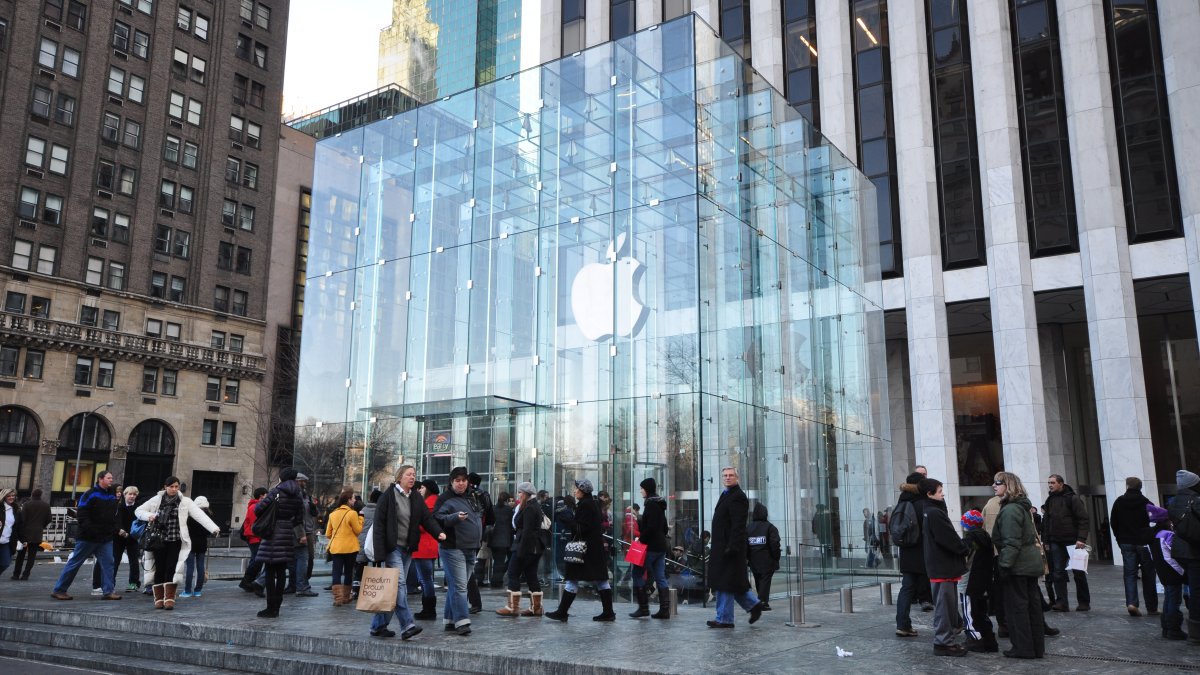 Apple Shelved a Plan to Replace 5,000 AppleCare Advisers With AI. The Bot Already Answers First