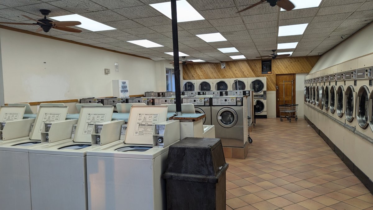 Dyna Robotics' Taku Runs an Hour of Laundry Uninterrupted, and Scores Itself on Minutes Between Human Rescues